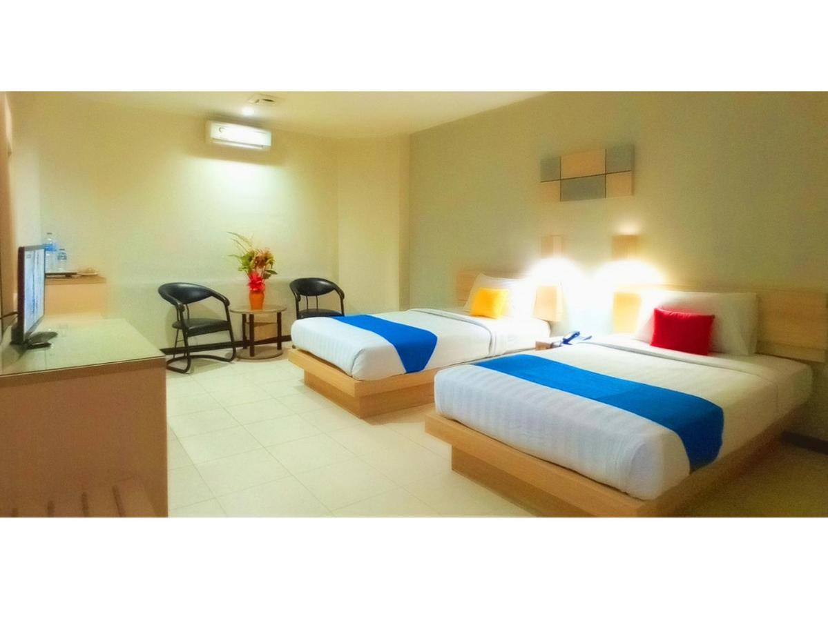 Merpati Hotel Pontianak Exterior foto